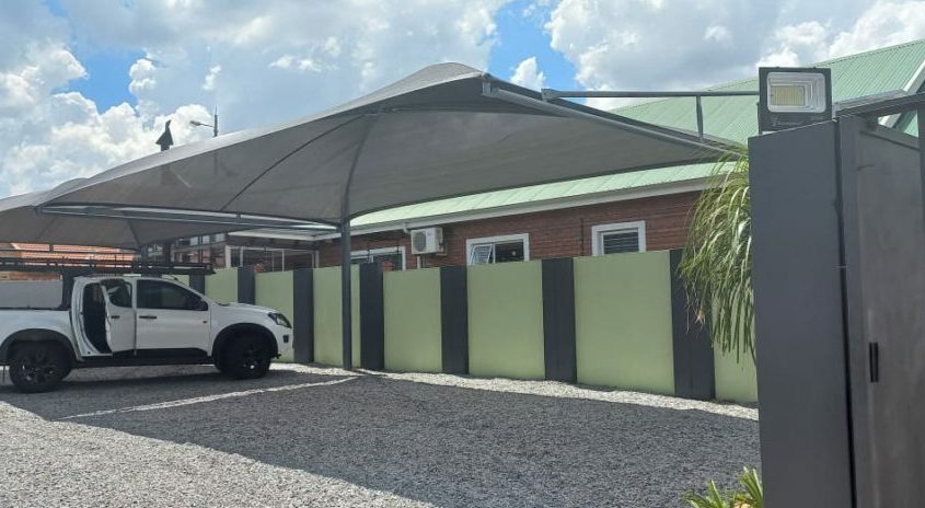 Cantilever carport with single row posts
