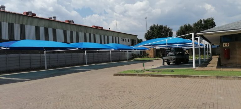 Cantilever steel carport with single-side post support